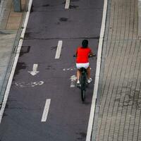 bilbao, Biscaye, Espagne, 2023 - cycliste sur le rue, vélo mode de transport photo