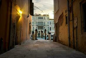 étroit rue dans Venise photo