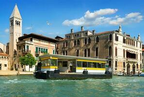 vaporetto Arrêtez dans Venise photo