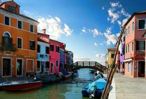 ensoleillé journée dans Burano photo