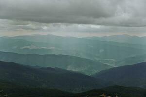 le des rayons de le Soleil chute sur le montagnes photo