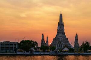 wat arun bouddhiste religieux des endroits dans le coucher du soleil temps, Bangkok photo