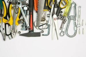 ensemble de outils pour construction ou le maison. clé, pinces, marteau, Tournevis, lampe de poche, gras, ciseaux, couteau et autres. photo