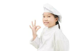 content asiatique fille chef dans uniforme montrant D'accord signe isolé photo