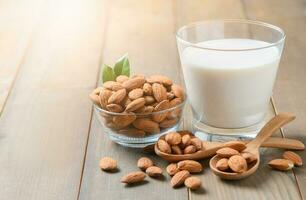 verre de Lait et amandes des noisettes sur bois arrière-plan, photo