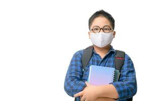 une haute école garçon étudiant porter masque et œil des lunettes porter sac à dos isolé photo