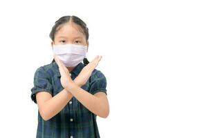 mignonne asiatique porter chirurgical masque à protéger contre covid-19 virus et spectacle main geste à arrêt. photo