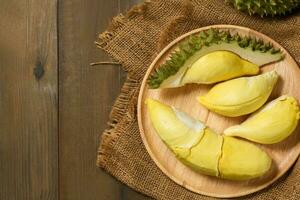 Haut vue de Frais durian un mois sur bois plat photo