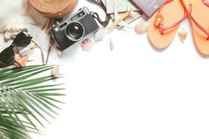 voyageur accessoires, tropical feuilles avec gros chapeau et ancien caméra photo