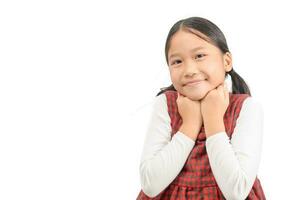 portrait de mignonne asiatique fille sourire isolé sur blanc arrière-plan, photo