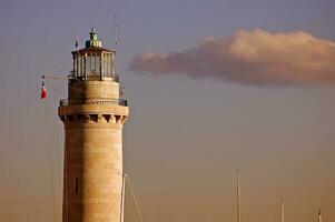 phare au coucher du soleil photo