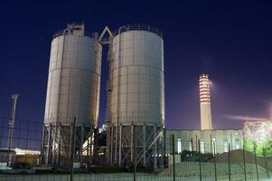 silos et cheminée photo