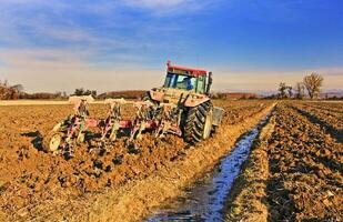 champ de labour tracteur photo