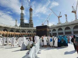 Mecque, saoudien Saoudite, avril 2023 - pèlerins de différent des pays de le monde sont performant tawaf dans le Cour de masjid al-haram dans Mecque pendant le journée. photo