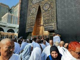 Mecque, saoudien Saoudite, avril 2023 - umrah pèlerins de tout plus de le monde recueillir dans le Cour de masjid al-haram près le porte de le kaaba. photo