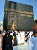 Mecque, saoudien Saoudite, avril 2023 - umrah pèlerins de tout plus de le monde recueillir dans le Cour de masjid al-haram près le porte de le kaaba. photo