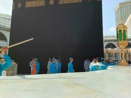 Mecque, saoudien Saoudite, mai 2023 - une magnifique vue de nettoyage je les déteste pendant jour près le kaaba dans le Cour de masjid al-haram, Mecque. photo