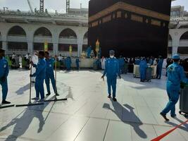 Mecque, saoudien Saoudite, mai 2023 - nettoyage équipages sont occupé nettoyage le Cour de masjid al-haram, Mecque pendant le journée. photo