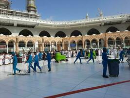 Mecque, saoudien Saoudite, mai 2023 - nettoyage équipages sont occupé nettoyage le Cour de masjid al-haram, Mecque pendant le journée. photo