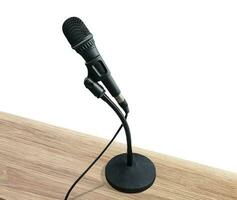 microphone sur supporter sur en bois table isolé sur blanc Contexte photo