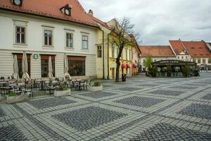 médiéval rue avec historique bâtiments dans le cœur de Roumanie. Sibiu le est européen citadelle ville. Voyage dans L'Europe  photo