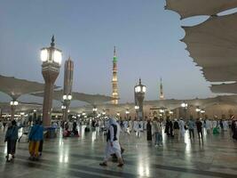 médina, saoudien Saoudite, mai 2023 - magnifique Matin vue de masjid Al nabawi, médina. visiteurs, cours à l'extérieur le mosquée, magnifique lumières, et électronique parapluies pouvez aussi être vu. photo