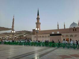 médina, saoudien Saoudite, mai 2023 - magnifique Matin vue de masjid Al nabawi, médina. visiteurs, cours à l'extérieur le mosquée, magnifique lumières, et électronique parapluies pouvez aussi être vu. photo
