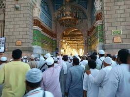 médina, saoudien Saoudite, mai 2023 - musulman pèlerins sont Aller à visite Roza rasool à masjid Al Nabawi médina. photo