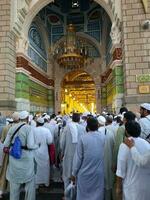 médina, saoudien Saoudite, mai 2023 - musulman pèlerins sont Aller à visite Roza rasool à masjid Al Nabawi médina. photo