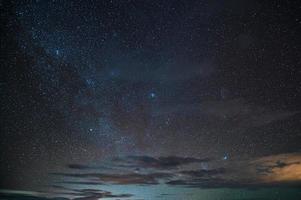 étoilé brillant dans le ciel nocturne photo