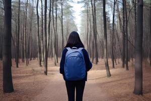 retour vue Jeune femme avec une sac à dos permanent dans le forêt. liberté et la nature concept. ai généré photo