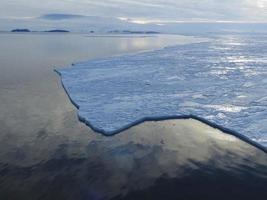 glace de mer dans le détroit de mcmurdo en antarctique photo