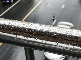 goutte de pluie sur l'acier inoxydable en jour de pluie