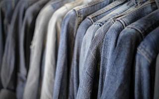 chemise en jean bleu en boutique photo