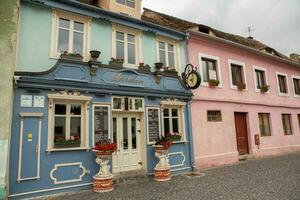 médiéval rue avec historique bâtiments dans le cœur de Roumanie. Sibiu le est européen citadelle ville. Voyage dans L'Europe  photo