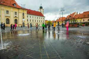 médiéval rue avec historique bâtiments dans le cœur de Roumanie. Sibiu le est européen citadelle ville. Voyage dans L'Europe  photo