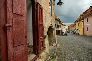 médiéval rue avec historique bâtiments dans le cœur de Roumanie. Sibiu le est européen citadelle ville. Voyage dans L'Europe  photo