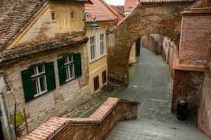 médiéval rue avec historique bâtiments dans le cœur de Roumanie. Sibiu le est européen citadelle ville. Voyage dans L'Europe  photo