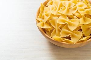 pâtes farfalle non cuites sèches dans un bol photo