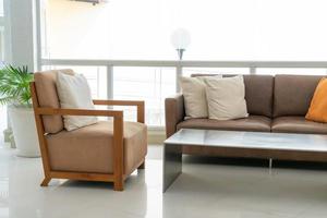 canapé et chaise vides avec décoration d'oreiller dans une pièce