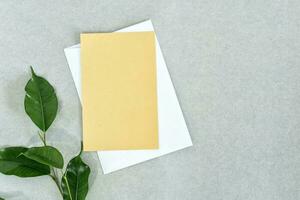 invitation dans minimaliste style avec feuilles, sur gris Contexte. photo