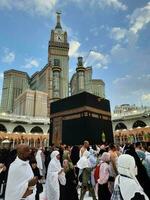 Mecque, saoudien Saoudite, juin 2023 - pèlerins de différent des pays autour le monde effectuer tawaf dans le Cour de masjid Al haram, Mecque dans le soir. photo