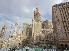 Mecque, saoudien Saoudite, juin 2023 - une magnifique soir vue de le Mecque l'horloge la tour de le extérieur Cour de masjid Al haram, Mecque. photo