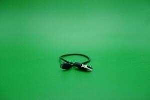 USB type une câble à USB micro b câble isolé vert Contexte. photo