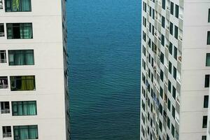 moderne multi étage Résidentiel bâtiments sur bord de mer. haute monter appartement blocs sur rivage. photo
