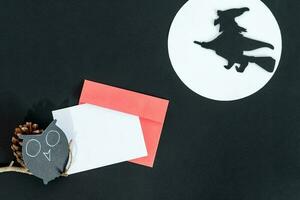 Halloween vacances invitation avec sorcière sur noir Contexte. photo