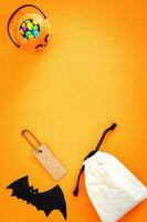 Halloween vente bannière avec étiqueter, chauve souris, citrouille et sac sur Orange Contexte. photo