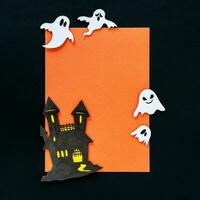 effrayant Halloween des fantômes et château, sur Orange et noir Contexte. photo