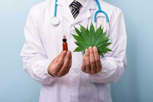médecin mains en portant cannabis feuilles et huile. médecin prescrire marijuana extrait. photo