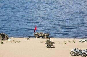 Samara, Russie, 2016-07-31, vacances de le marine. montrant militaire Véhicules dans action. reconstruction de le combat sur le volga rivière. photo